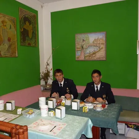 Junior فندق
